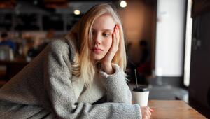 Eine nachdenkliche Frau in einem Café.