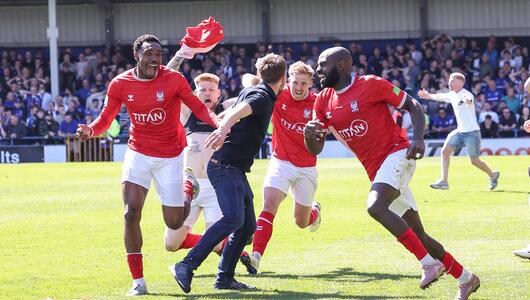 Die Spieler von York City bejubeln den späten Treffer zum Ausgleich.