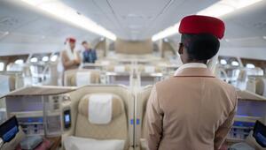 Flugbegleiterin in einem Airbus A380-800 der Fluglinie Emirates