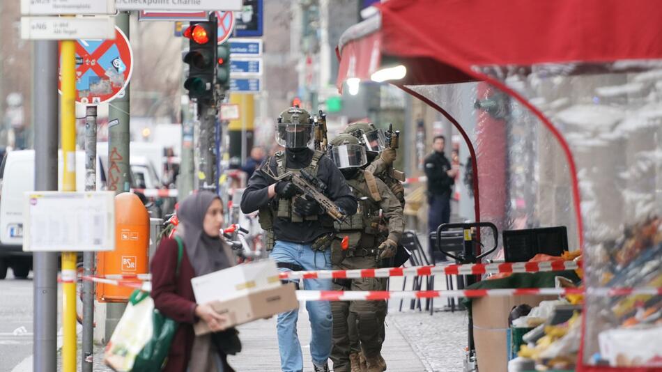 Polizei sperrt Checkpoint Charlie ab