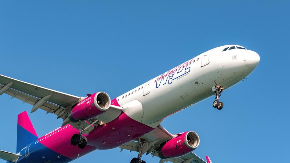 Maschine der Fluggesellschaft Wizz Air.