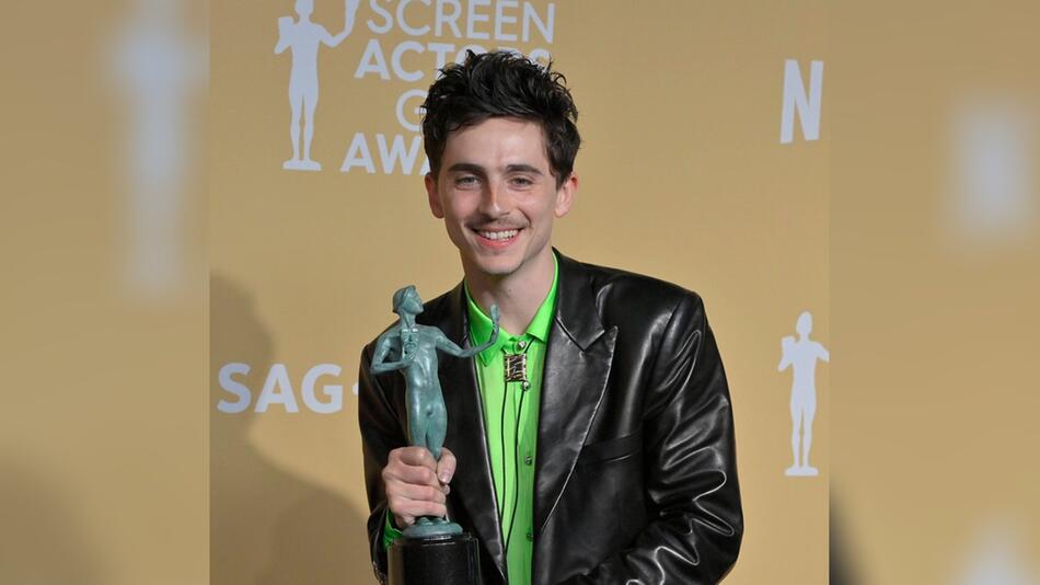 Timothée Chalamet mit seinem SAG Award für "Like A Complete Unknown".