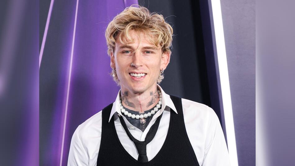 Machine Gun Kelly bei seiner Ankunft bei den American Music Awards 2025.