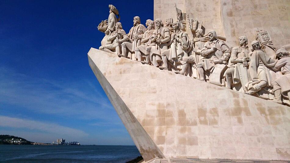 Der Fluss Tejo mit dem Denkmal der Entdeckungen.