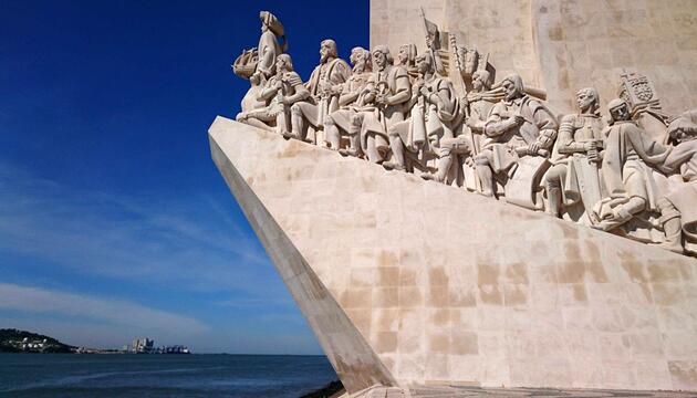 Der Fluss Tejo mit dem Denkmal der Entdeckungen.