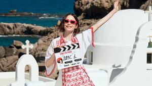 Lily Collins beim Start der Dreharbeiten zur sechsten "Emily in Paris"-Staffel in Griechenland.