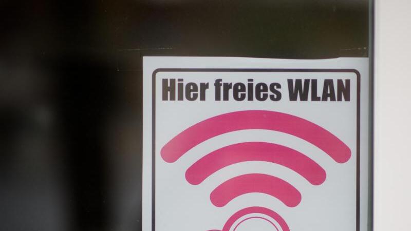 Ein Schild «Hier freies Wlan»