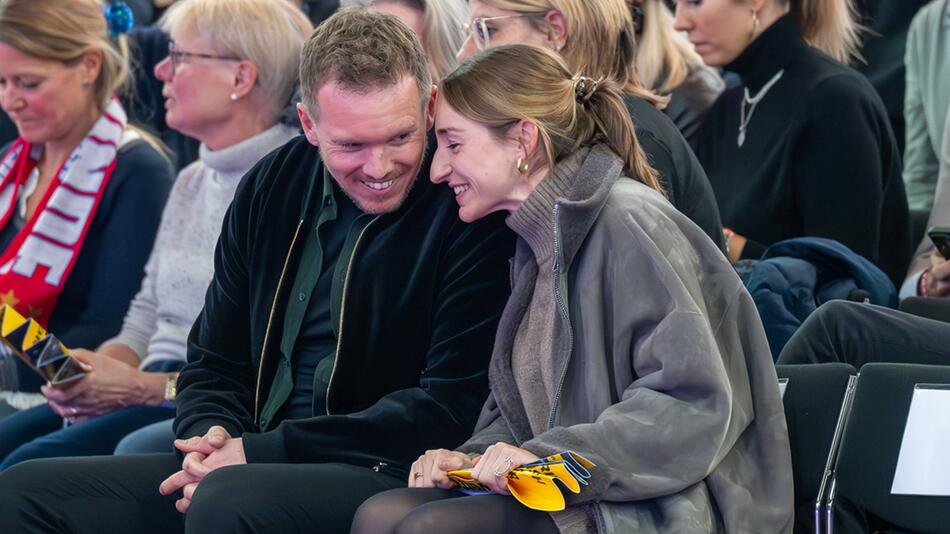 Fussball-Bundestrainer Julian Nagelsmann mit Freundin Lena Wurzenberger beim Basketballspiel FC ...