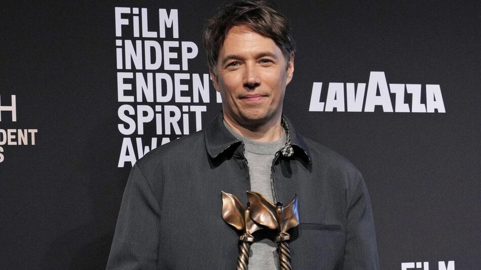 Sean Baker mit seinen Trophäen für "Anora".