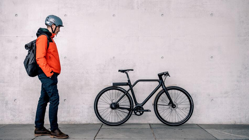 Ein Mann blickt auf ein E-Bike
