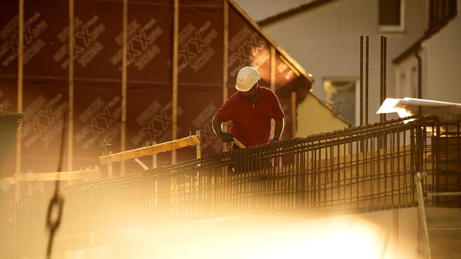 Ein Bauarbeiter auf einer Baustelle