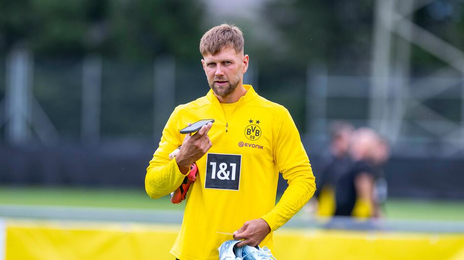 Niclas Füllkrug spricht im Trainingslager von Borussia Dortmund in sein Handy