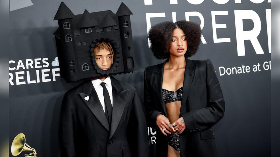 Jaden (l.) und Willow Smith erschienen in extravaganten Looks zu den Grammys.