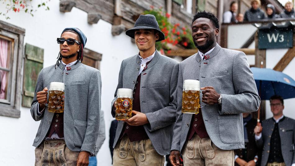 Michael Olise (l-r), Jamal Musiala und Alphonso Davies