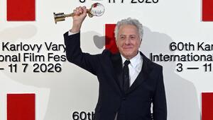 Dustin Hoffman mit seiner Auszeichnung in Karlsbad.