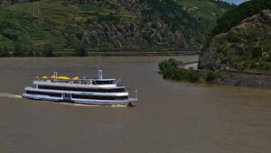 Wer in den kommenden Tagen über den Rhein schippern wollte, muss seine Pläne umstellen.