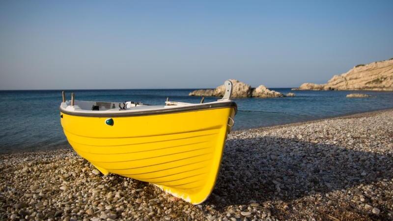 Ein gelbes Ruderboot auf der Insel Samos