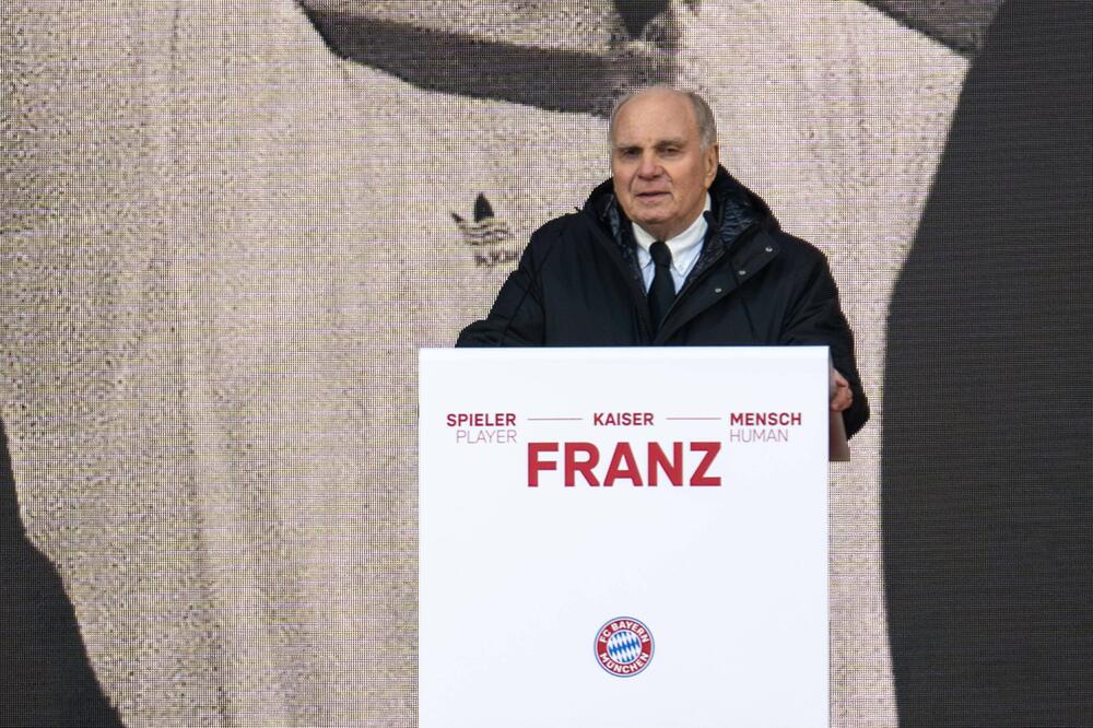 Uli Hoeness während seiner Rede bei der Beckenbauer-Trauerfeier in der Allianz Arena.