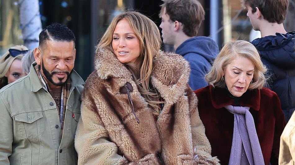 Jennifer Lopez eingerahmt von ihrer Mutter Guadalupe Rodríguez und ihrem Manager Benny Medina im ...