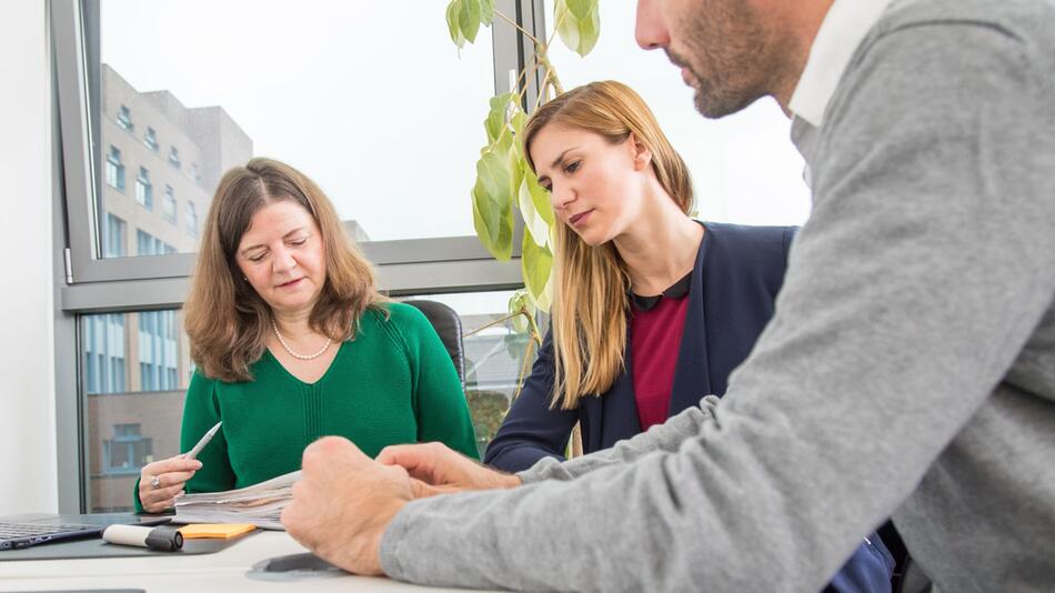 Drei Personen in einem Meeting