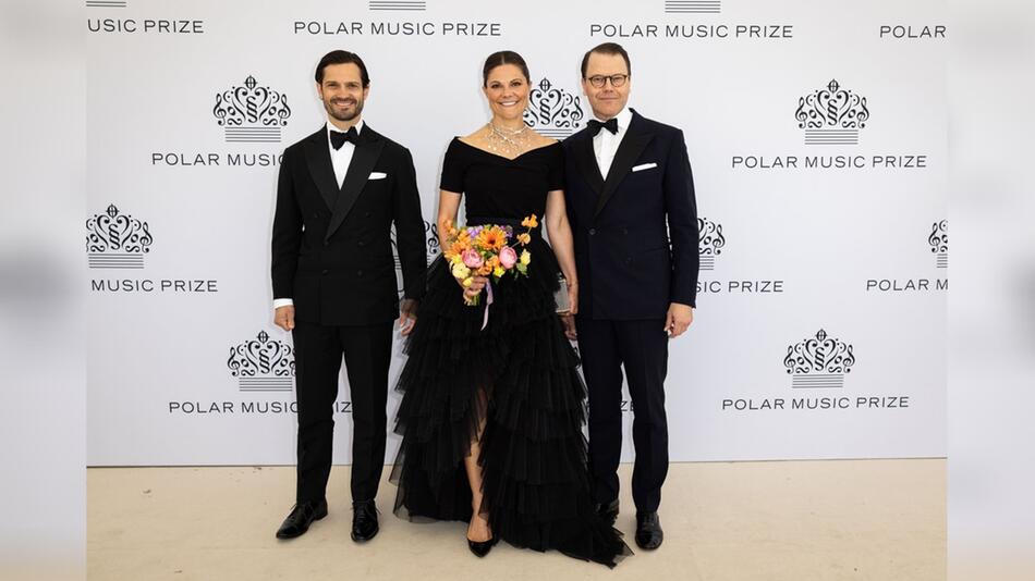 Kronprinzessin Victoria strahlte bei der Preisverleihung am 27. Mai zwischen Bruder Carl Philip ...