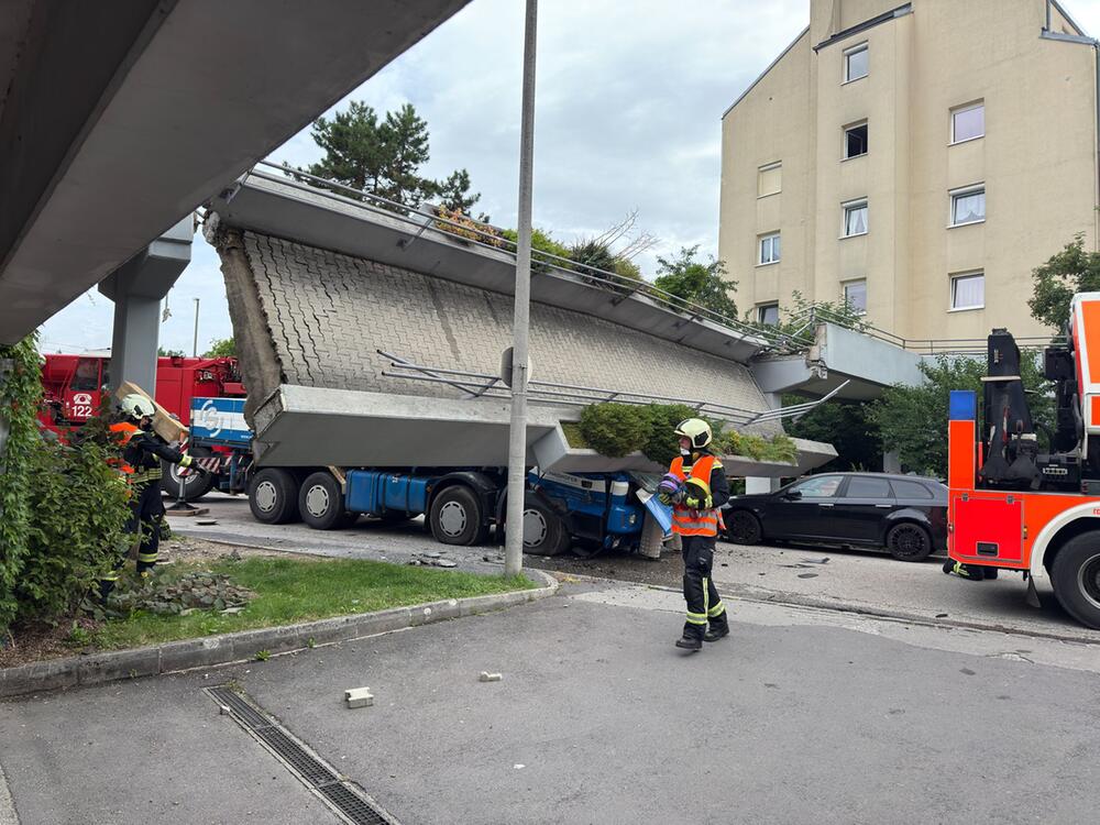 Linz - Fussgängerbrücke eingestürzt