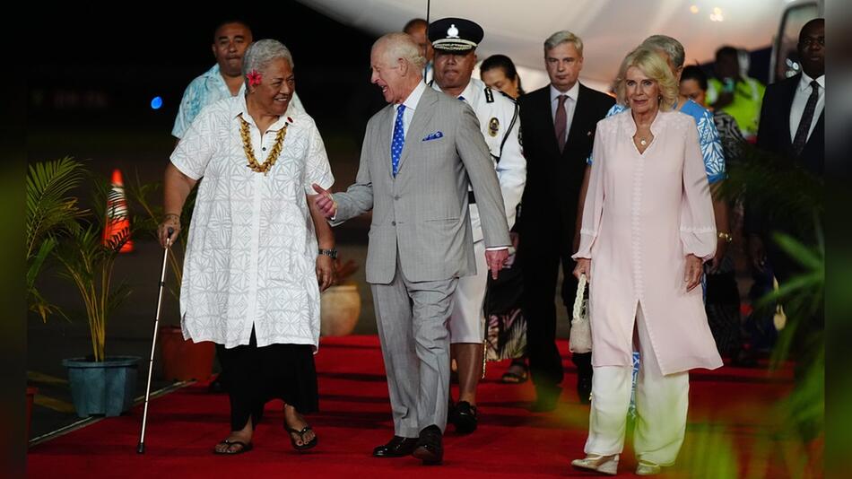 Charles und Camilla wurden von Premierministerin Fiamē Naomi Mataʻafa (l.) auf Samoa begrüsst.