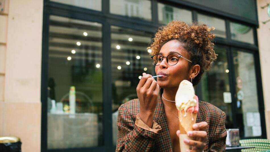 Eisdiele, Frau isst Eis.