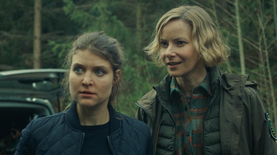 "Erzgebirgskrimi: Über die Grenze": Saskia Bergelt (Teresa Weissbach, r.) und Karina Szabo (Lara ...