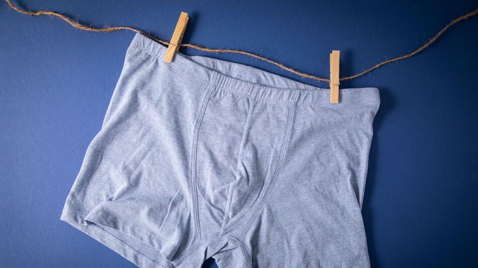 Boxershorts an einer Wäscheleine