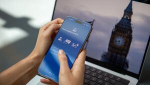 Eine Frau stellt einen ETA-Antrag über eine App