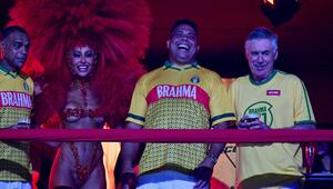 Carlo Ancelotti (r.), Ex-Stürmer Ronaldo und viel nackte Haut: Der Karneval in Rio de Janeiro.