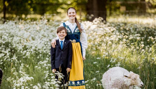 Prinzessin Estelle und Prinz Oscar in der Umgebung von Schloss Haga.