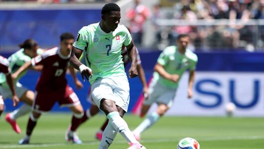Breel Embolo trifft zum 1:0 für die Schweiz.
