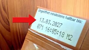Auf einem braunen Karton befindet sich ein weisses Etikett mit dem Haltbarkeitsdatum "13.03.2027" ...