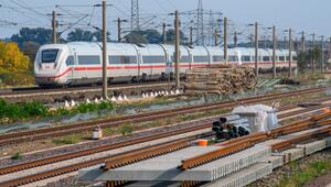 ICE rollt nahe des Bahnhofs Schönhausen an Gleisbauteilen vorbei