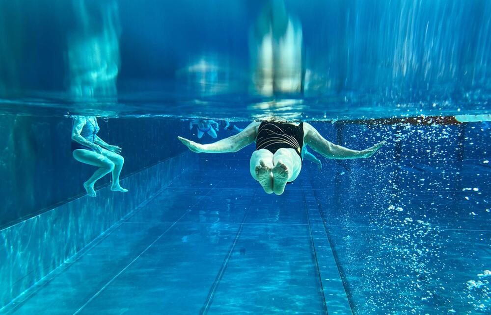 Seniorinnen schwimmen im Freibad