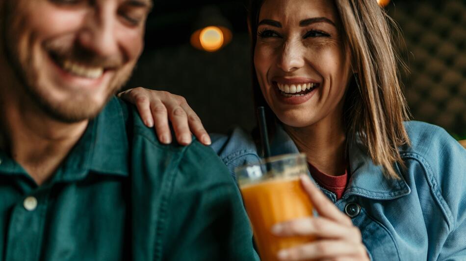 Eine Frau und ein Mann lachen