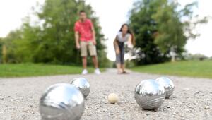 Ein Paar spielt Boule im Park