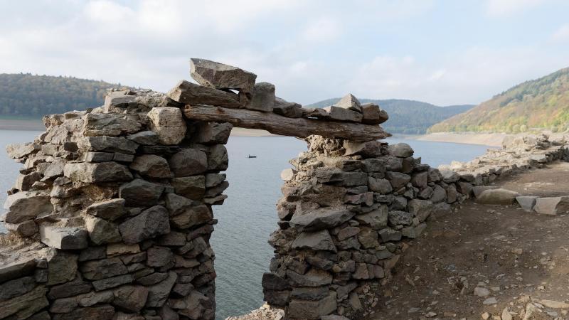 Alte Grundmauer am Edersee