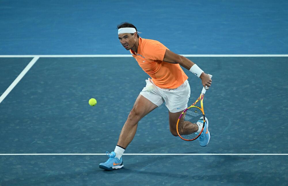 Rafael Nadal spielt Tennis.