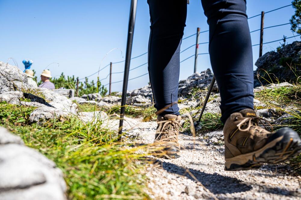 Eine Wanderin auf dem Hoehenweg zum Predigtstuhl