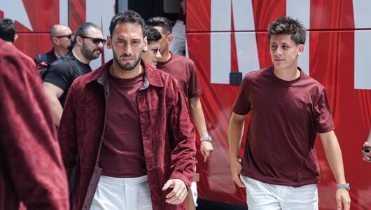 Hakan Calhanoglu (l.) und Arda Güler kurz vor dem Abflug in die USA.