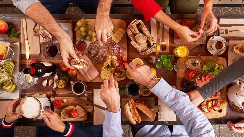 Snack Boards sind eine gute Möglichkeit, essen mit Freunden zu teilen.