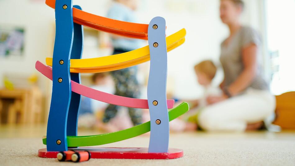 Erzieherin spielt mit Kindern