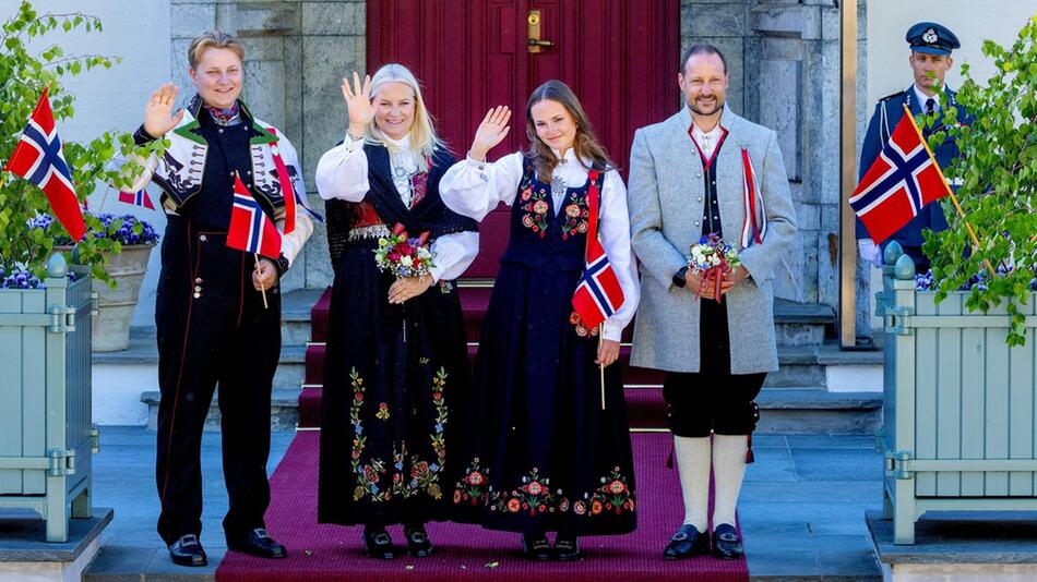 Am Nationalfeiertag hat sich die norwegische Königsfamilie dem Volk präsentiert.