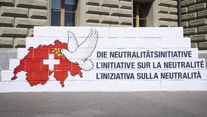 Eine Mauer mit einer Friedenstaube und der Aufschrift "die Neutralitätsinitiative"