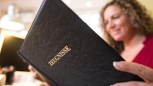 Frau liest in einer Mappe mit der Aufschrift "Zeugnisse"