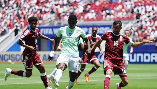 Breel Embolo verteidigt den Ball vor Boualem Khoukhi.