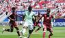 Breel Embolo verteidigt den Ball vor Boualem Khoukhi.